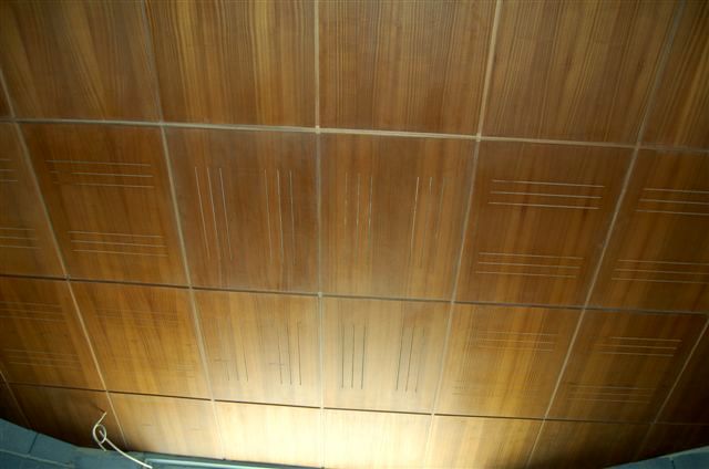 10.Detalhe das ranhuras do bass-trap no tecto em madeira